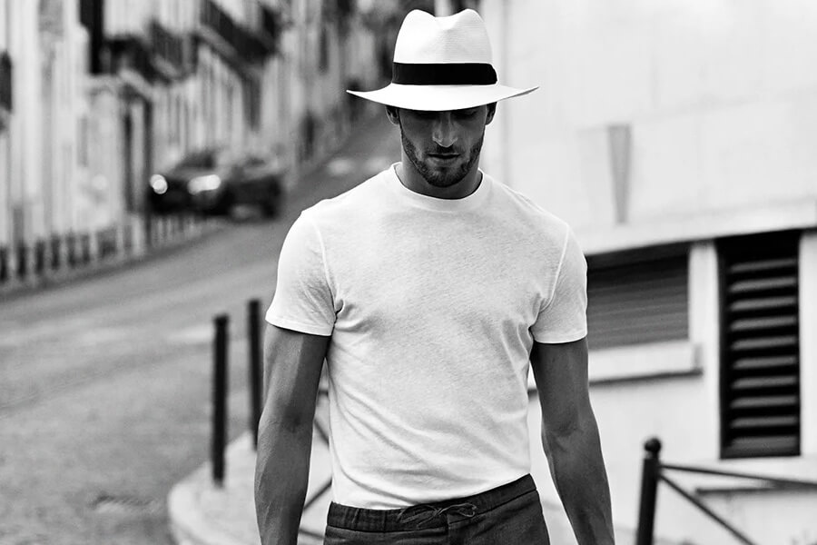 White t-shirt dan fedora bisa menjadi perpaduan yang pas.